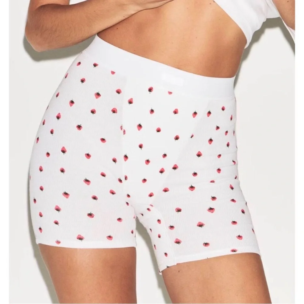 NWT SKIMS - Snow Strawberry boxer briefs - Sz Small - Picture 1 of 4